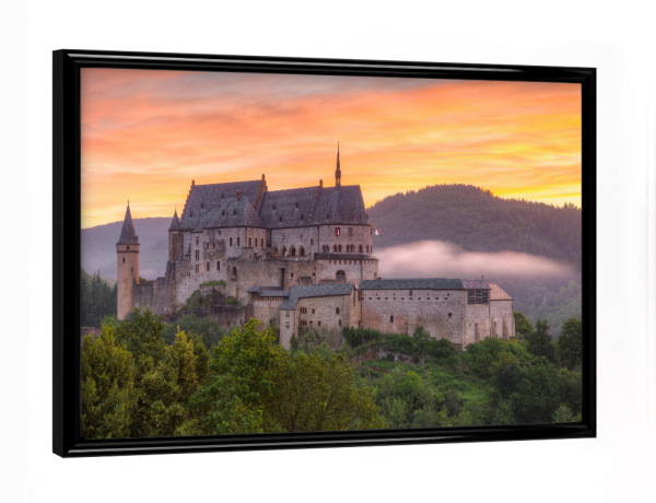 Poster mit schwarzem Rahmen "Burg Vianden in Luxemburg" artboxONE - Architektur,Reise / Länder - Sonnenaufgang,Mittelalter,Schloss