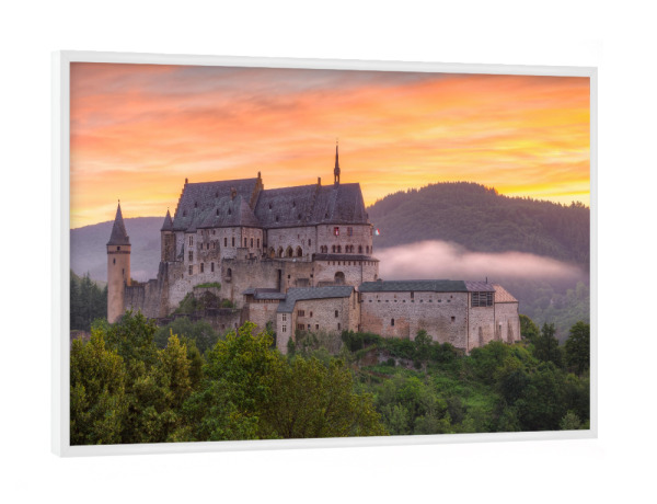 Poster mit weißem Rahmen "Burg Vianden in Luxemburg" artboxONE - Architektur,Reise / Länder - Sonnenaufgang,Mittelalter,Schloss