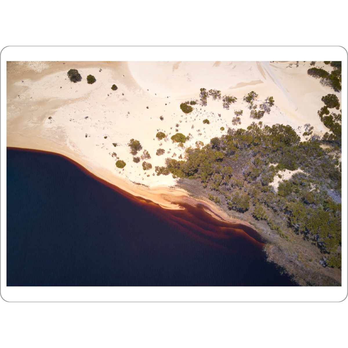 Tischset "Sand Dune" artboxONE - Reise / Strand und Meer - Sand,Sanddüne,Wüste,Wasser,Drohne,Luftaufnahme,Reisen,Fernweh - Bild sand