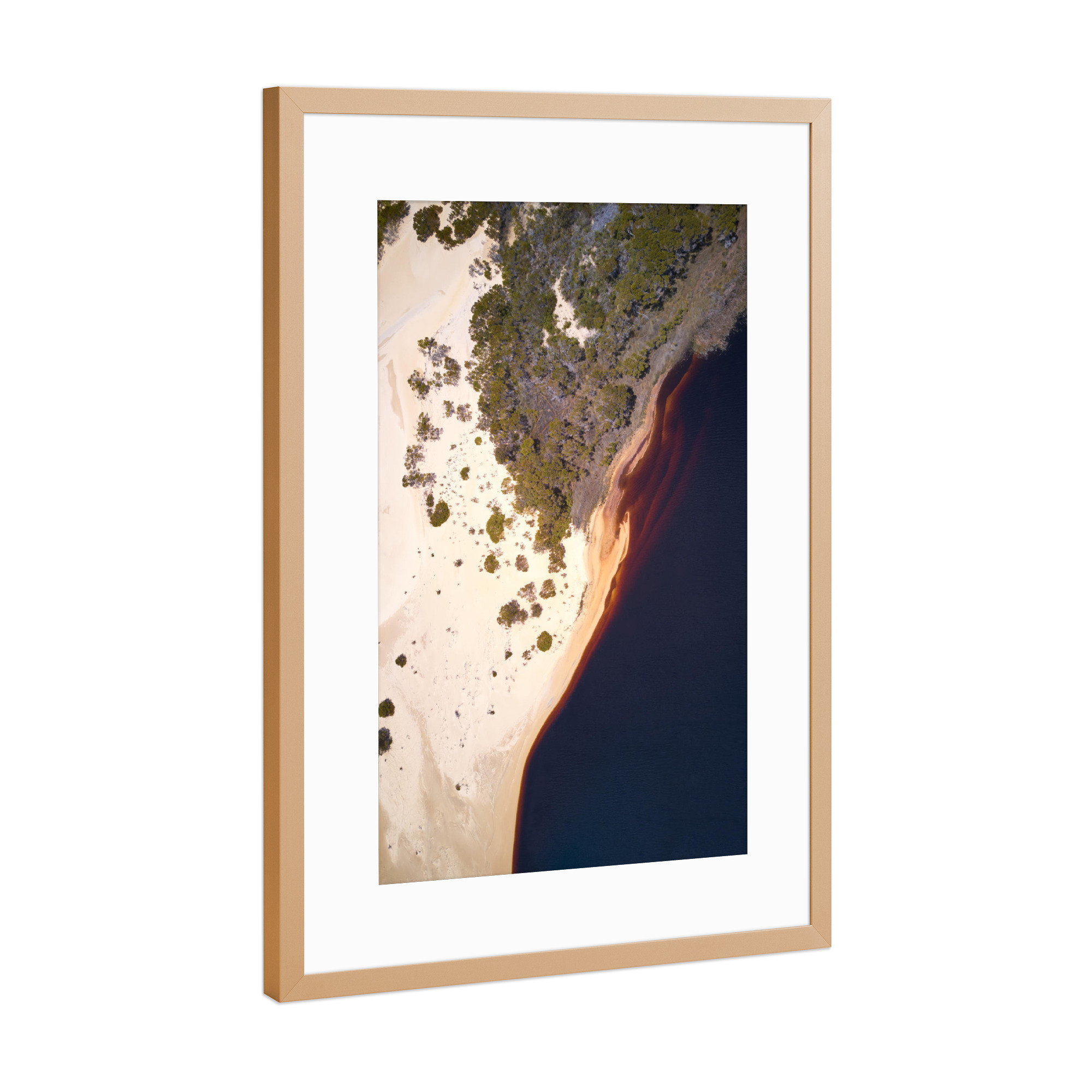 Poster mit Rahmen Kupfer "Sand Dune" artboxONE - Reise / Strand und Meer - Sand,Sanddüne,Wüste,Wasser,Drohne,Luftaufnahme,Reisen,Fernweh