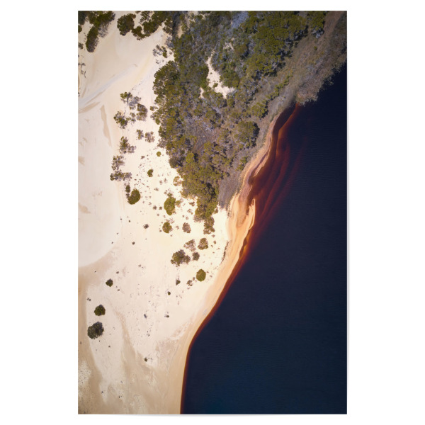 Poster 30x20 cm "Sand Dune" artboxONE - Reise / Strand und Meer - Sand,Sanddüne,Wüste,Wasser,Drohne,Luftaufnahme,Reisen,Fernweh