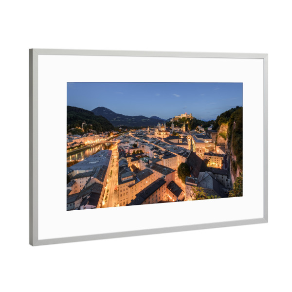Poster mit Rahmen Silber "Abends in Salzburg" artboxONE - Städte - österreich,Salzburg,Mönchsberg