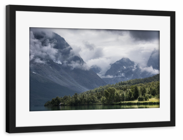 Poster mit Rahmen schwarz "Norway goes Canada" artboxONE - Reise / Länder - Norwegen,Skandinavien,See,Berg,Nebel