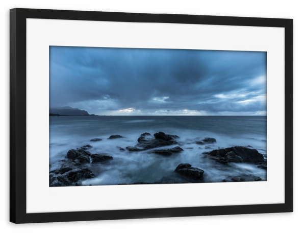 Poster mit Rahmen schwarz "Stormnight" artboxONE - Natur - Lofoten,Norwegen,Meer,Steine