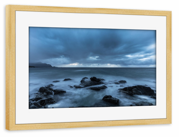 Poster mit Rahmen kiefer "Stormnight" artboxONE - Natur - Lofoten,Norwegen,Meer,Steine