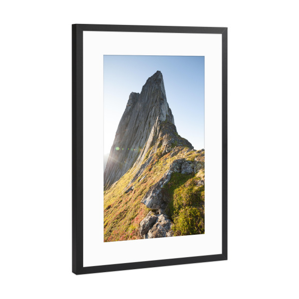 Poster mit Rahmen Schwarz (Metallic) "Climb me!" artboxONE - Reise - Norwegen,Skandinavien,Bergspitze,Berg