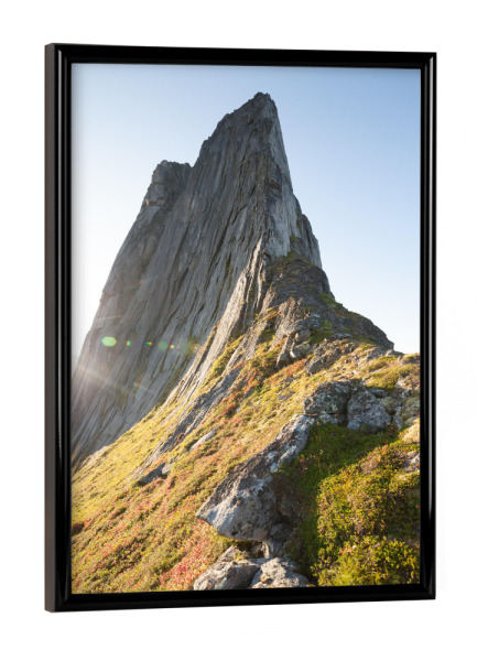 Poster mit schwarzem Rahmen "Climb me!" artboxONE - Reise - Norwegen,Skandinavien,Bergspitze,Berg
