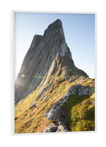 Poster mit weißem Rahmen "Climb me!" artboxONE - Reise - Norwegen,Skandinavien,Bergspitze,Berg