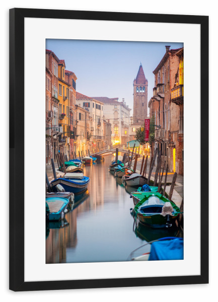Poster mit Rahmen schwarz "Kanal in Venedig, Italien" artboxONE - Städte,Reise,Architektur,Städte / Venedig - Venedig,Italien,Kanal,Wasser,Boot