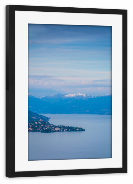 Poster mit Rahmen schwarz "Lago Maggiore am Abend" artboxONE - Natur,Reise - Italien,Lago maggiore,Alpen,Mottarone,Piemonte,Berge,Langensee