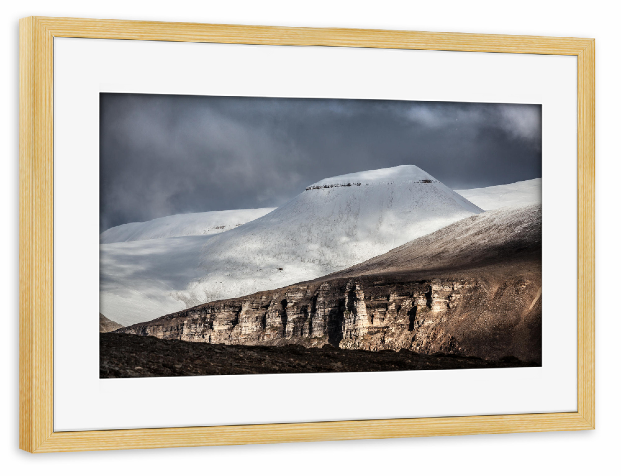 Poster mit Rahmen kiefer "First snow" artboxONE - Natur - Spitzbergen,Svalbard,Arktis,Schnee,Berge
