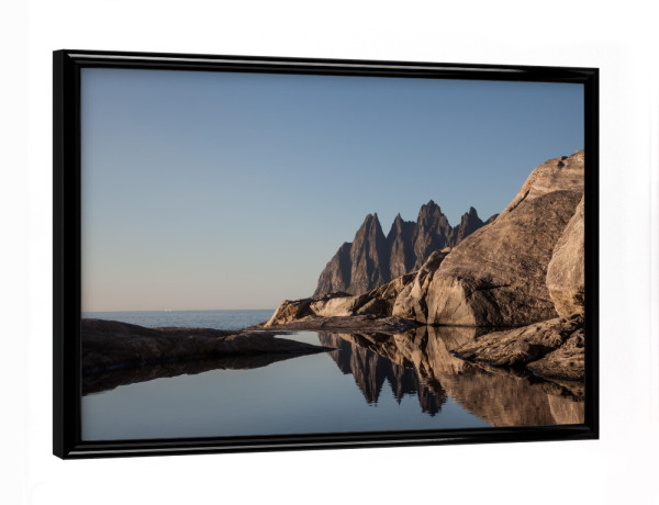 Poster mit schwarzem Rahmen "Spiegel" artboxONE - Natur - Norwegen,Senja,Bergkette