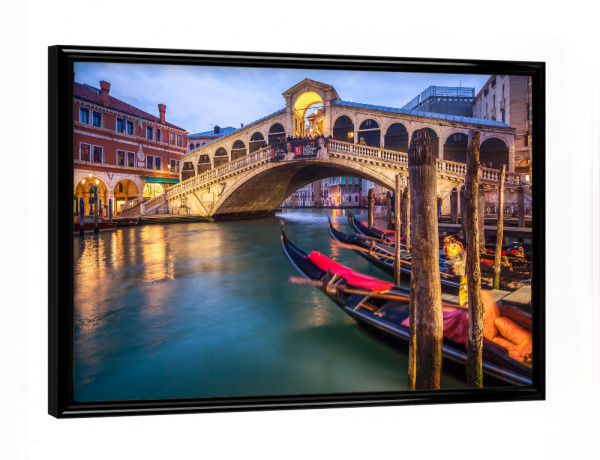 Poster mit schwarzem Rahmen "Rialtobrücke in Venedig, Italien" artboxONE - Städte / Venedig