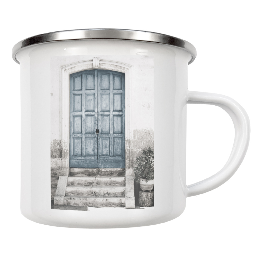 Emaille Tasse "Staubige blaue Tür C" artboxONE - Architektur - Architektur,Türen,Tür,Blau,Stein,Treppen,Pflanzen,Natur