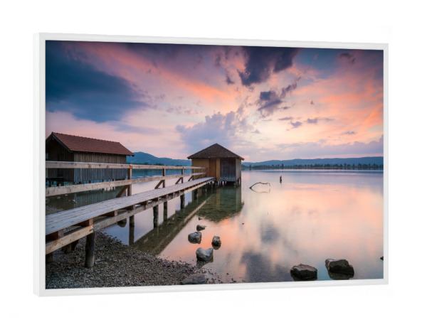 Poster mit weißem Rahmen "Abend am Kochelsee" artboxONE - Natur - Kochelsee,Alpen,Steg,Bootshaus,See,Alpensee,Voralpen,Landschaft,Bayern