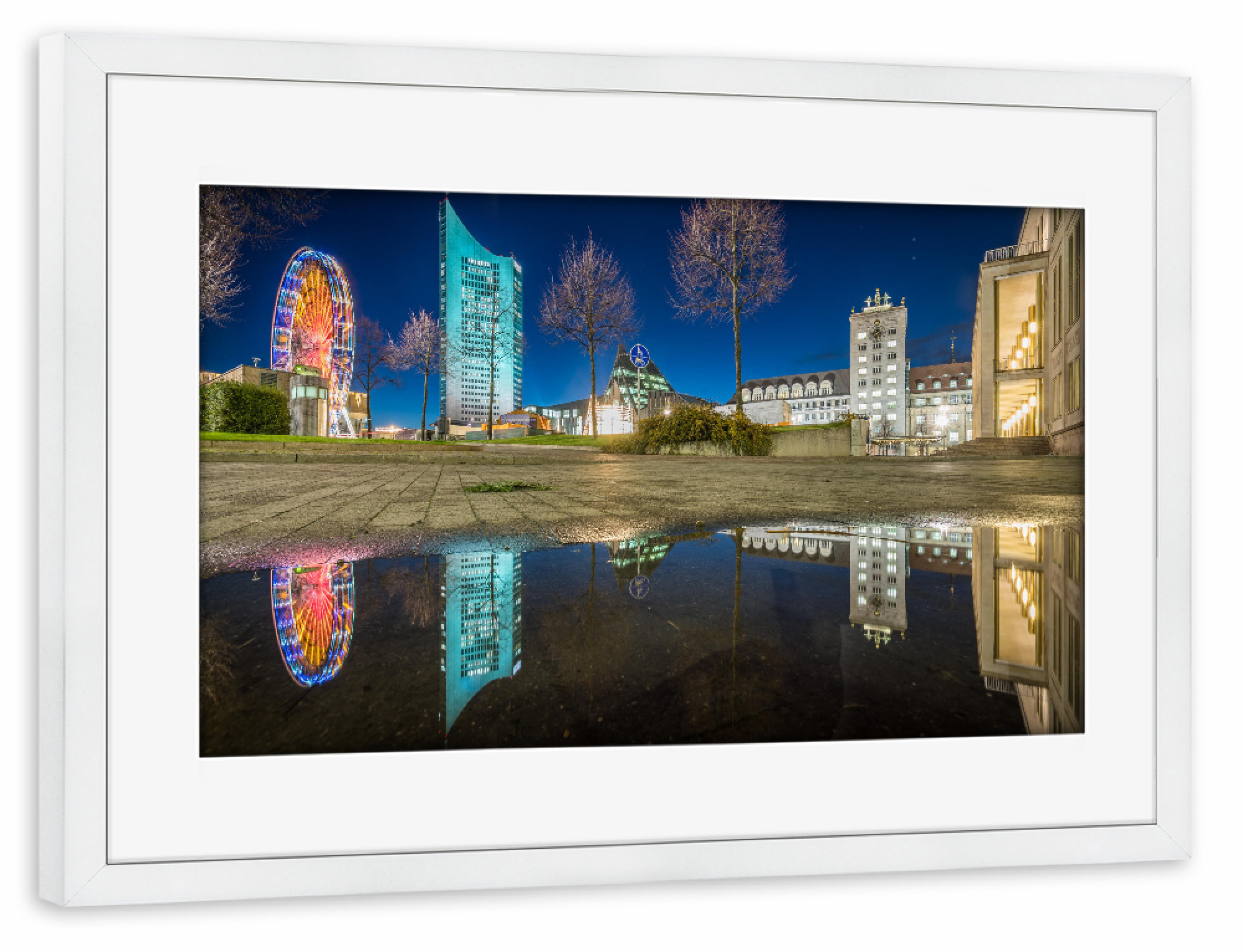 Poster mit Rahmen weiß "Augustusplatz im Spiegel" artboxONE - Städte,Architektur - Leipzig,Augustusplatz,Abend,Stadt,Skyline,Deutschland,Riesenrad