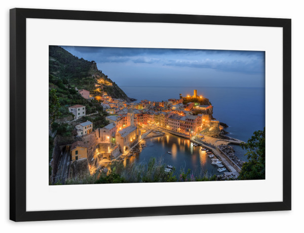 Poster mit Rahmen schwarz "Abends in Vernazza, Cinque Terre" artboxONE - Reise / Länder - Italien,Mittelmeer,Küstendorf,Manarola,Vernazza