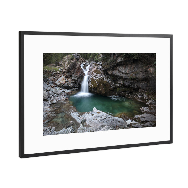 Poster mit Rahmen Schwarz (Metallic) "Wasserfall im Berninatal" artboxONE - Natur