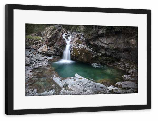 Poster mit Rahmen schwarz "Wasserfall im Berninatal" artboxONE - Natur - Wasserfall,Landschaft,Schweiz,Wald,Fels,Engadin,Bernina,Morteratsch