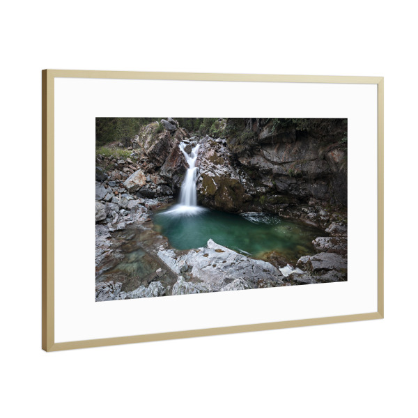 Poster mit Rahmen Gold "Wasserfall im Berninatal" artboxONE - Natur - Wasserfall,Landschaft,Schweiz,Wald,Fels,Engadin,Bernina,Morteratsch
