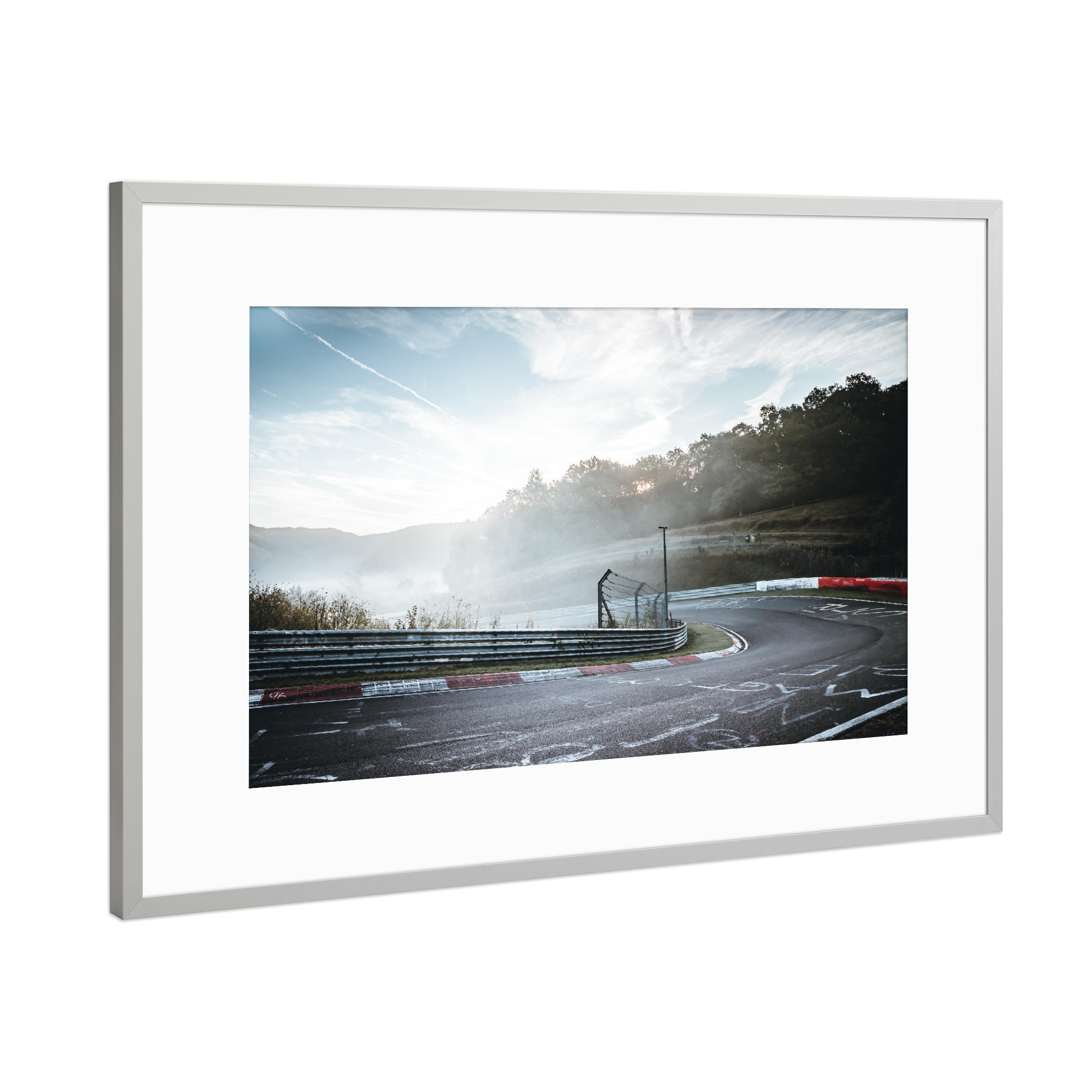Poster mit Rahmen Silber "Die Rennstrecke im Herbstnebel" artboxONE - Sport / Motorsport - Nürbrurging,Nordschleife,Motorsport,Nebel,Herbst,Eifel