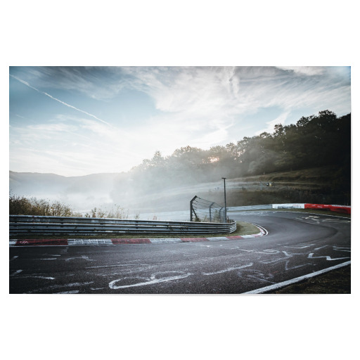 Die Rennstrecke im Herbstnebel