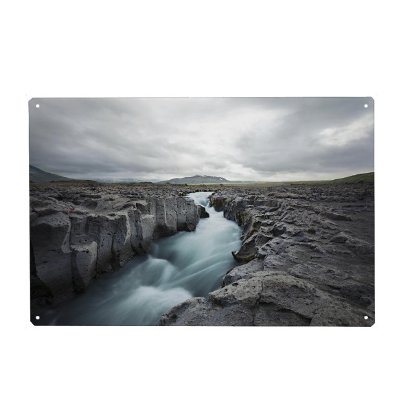 Metall Poster "Kaldidalur" artboxONE - Natur - Wasser,Fluss,Wolken,Landschaft,Island,Kaldidalur,Fels,Rau - Blechschild