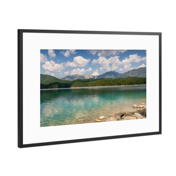 Poster mit Rahmen Schwarz (Metallic) "Sommertag am Eibsee" artboxONE - Natur - Eibsee,Berge,Alpen,Garmisch,Bayern,Deutschland,Alpensee,Sommer
