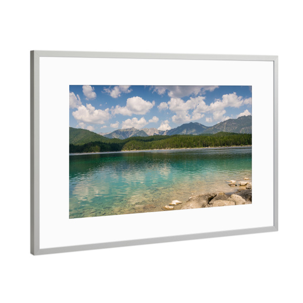 Poster mit Rahmen Silber "Sommertag am Eibsee" artboxONE - Natur - Eibsee,Berge,Alpen,Garmisch,Bayern,Deutschland,Alpensee,Sommer