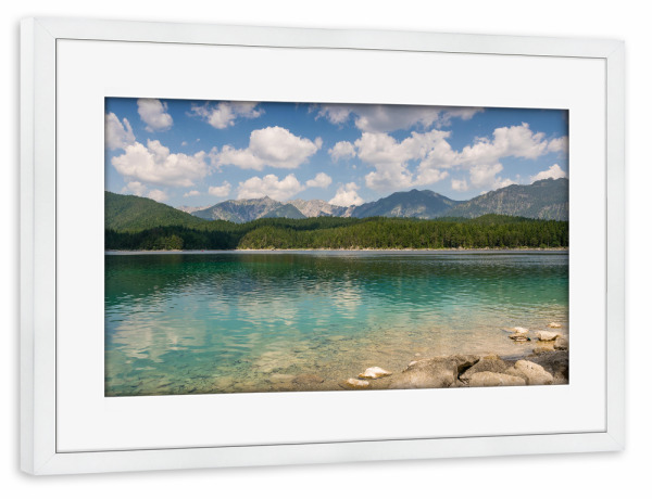 Poster mit Rahmen weiß "Sommertag am Eibsee" artboxONE - Natur - Eibsee,Berge,Alpen,Garmisch,Bayern,Deutschland,Alpensee,Sommer