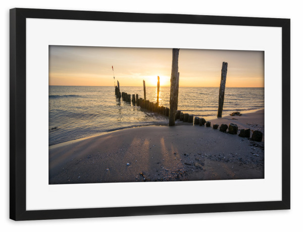 Poster mit Rahmen schwarz "Sonnenaufgang an der Ostsee" artboxONE - Reise / Strand und Meer - Schaabe,Buhne,Ostsee,Meer,Juliusruh