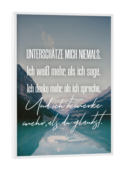 Poster mit weißem Rahmen "Unterschätze mich niemals" artboxONE - Typografie,Natur,Menschen