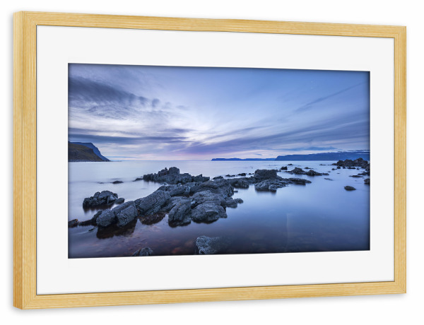 Poster mit Rahmen kiefer "Westfjorde" artboxONE - Natur,Reise - Island,Landschaft,Meer,Blau,Fels,Küste,Westfjorde,Nacht,Dunkel