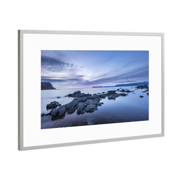 Poster mit Rahmen Silber "Westfjorde" artboxONE - Natur,Reise - Island,Landschaft,Meer,Blau,Fels,Küste,Westfjorde,Nacht,Dunkel