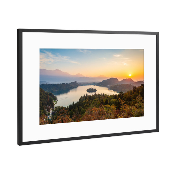 Poster mit Rahmen Schwarz (Metallic) "Bleder See in Slowenien" artboxONE - Reise / Länder - Sonnenaufgang,Herbst,Berge