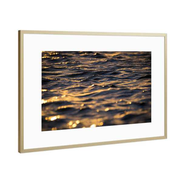 Poster mit Rahmen Gold "Bodden Gold" artboxONE - Reise / Strand und Meer - Detail,Wellen,Meer