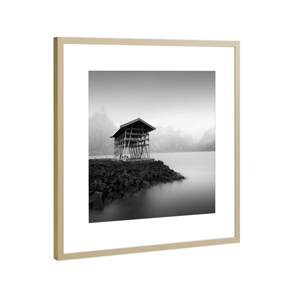 Poster mit Rahmen Gold "Tørrfisk Lofoten" artboxONE - Städte,Schwarzweiß,Reise / Länder - Lofoten,Norwegen,Meer,Gebirge,Nebel,Berge