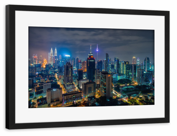 Poster mit Rahmen schwarz "Kuala Lumpur bei Nacht" artboxONE - Architektur,Reise / Asien - Nachtaufnahme,Malaysia,Skyline,Kuala lumpur,Urban,Asien