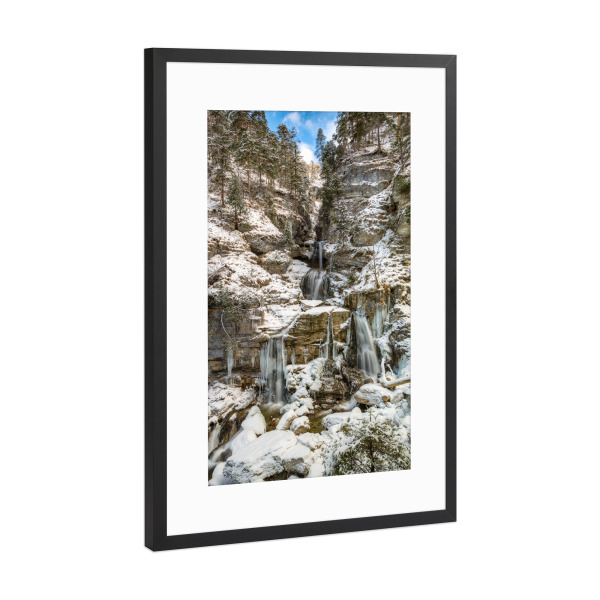 Poster mit Rahmen Schwarz (Metallic) "Wasserfall in Bayern im Winter" artboxONE - Natur,Reise / Länder