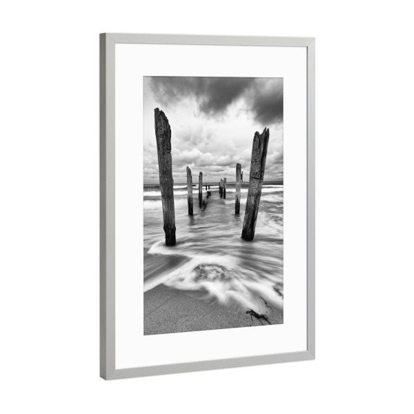 Poster mit Rahmen Silber "Holzstangen am Strand" artboxONE - Natur,Schwarzweiß,Reise / Strand und Meer