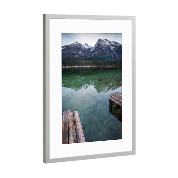Poster mit Rahmen Silber "Winteridyll Hintersee" artboxONE - Natur - Winter,Alpen,Hochkalter,Berge,Landschaft,Natur,Alpensee,Steg,Berchtesgaden