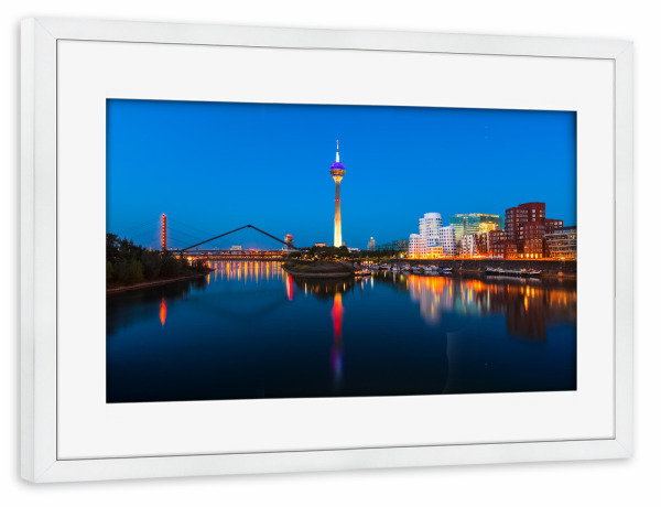 Poster mit Rahmen weiß "Düsseldorf at Night" artboxONE - Städte / Düsseldorf