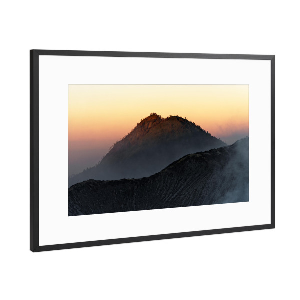Poster mit Rahmen Schwarz (Metallic) "Erstes Tageslicht am Vulkan" artboxONE - Reise,Reise / Asien