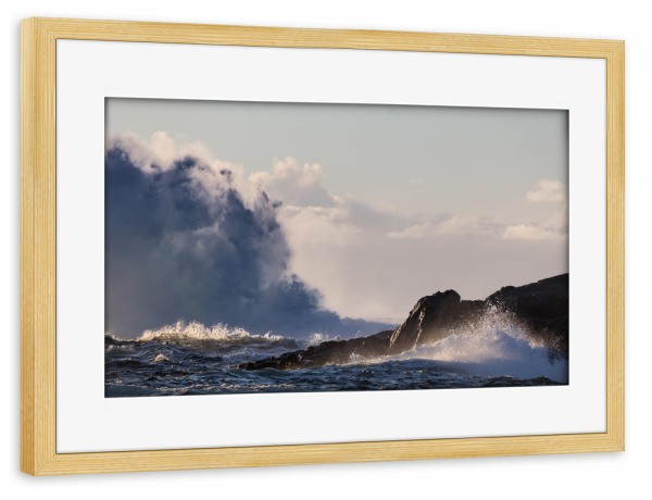 Poster mit Rahmen kiefer "Smashing Wave" artboxONE - Natur,Reise / Strand und Meer - Vesteralen,Vesterålen,Norwegen,Meer,Wellen