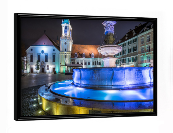 Poster mit schwarzem Rahmen "Bratislava am Abend" artboxONE - Städte - Slowakei,Brunnen,Europa,Stadt