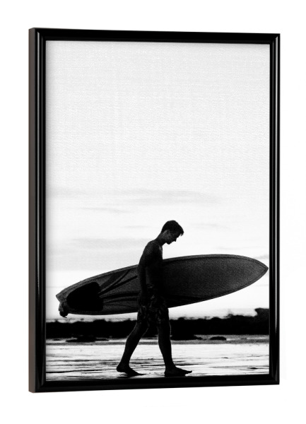 Poster mit schwarzem Rahmen "Surf Boy" artboxONE - Schwarzweiß,Reise / Strand und Meer,Sport,Sport / Sommerspiele