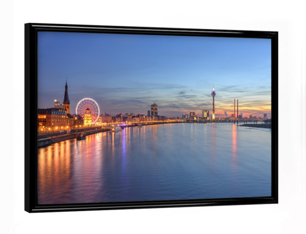 Poster mit schwarzem Rahmen "Düsseldorf Skyline am Abend" artboxONE - Städte / Düsseldorf
