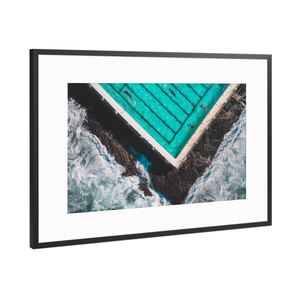 Poster mit Rahmen Schwarz (Metallic) "Bondi Pool" artboxONE - Natur,Menschen,Reise / Strand und Meer,Sport,Städte / Sydney,Sport / Sommerspiele