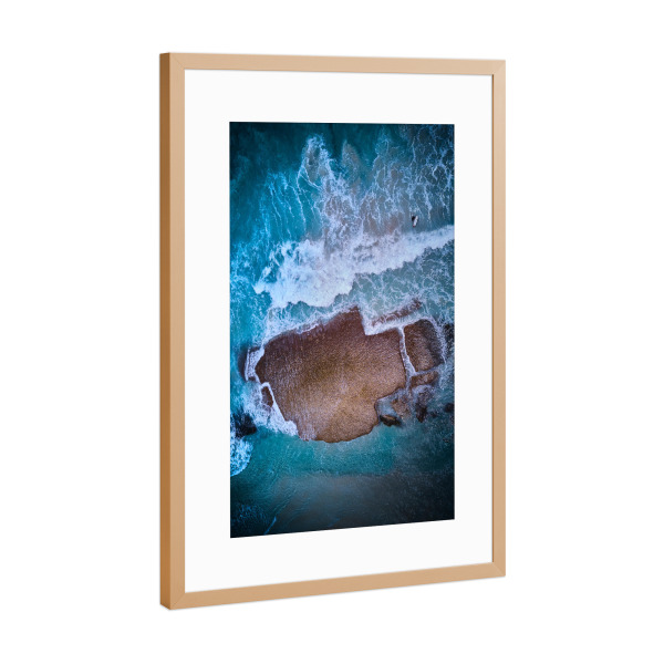 Poster mit Rahmen Kupfer "Power" artboxONE - Natur,Reise,Reise / Strand und Meer - Surfen,Wellen,Wasser,Meer,Ozan,Drohne,Strand,Natur,Brandung