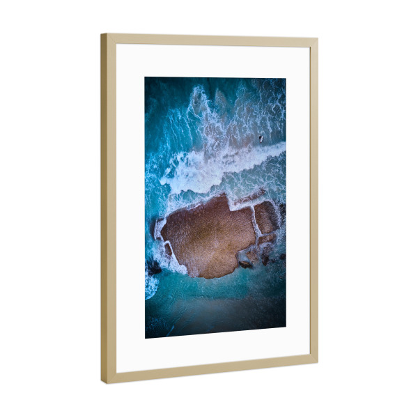 Poster mit Rahmen Gold "Power" artboxONE - Natur,Reise,Reise / Strand und Meer - Surfen,Wellen,Wasser,Meer,Ozan,Drohne,Strand,Natur,Brandung